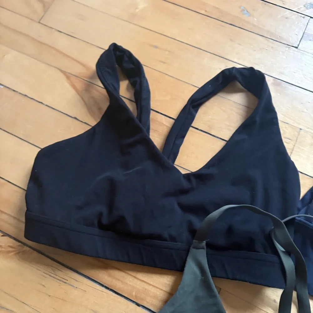 Bundle of 3 Aerie Sz M Navy, Black And Green Sport Bras - Picture 2 of 9